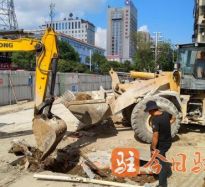 日骚妇B高温下的坚守｜道路建设者用汗水铺就畅通路